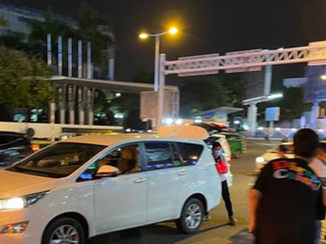 Tin tức trong ngày - Dài cổ chờ taxi ở TP HCM