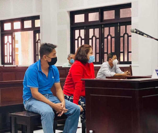 Hai bị cáo Phạm Thị Mai và Võ Thanh Tùng tại tòa ngày 7-2. Ảnh: HD