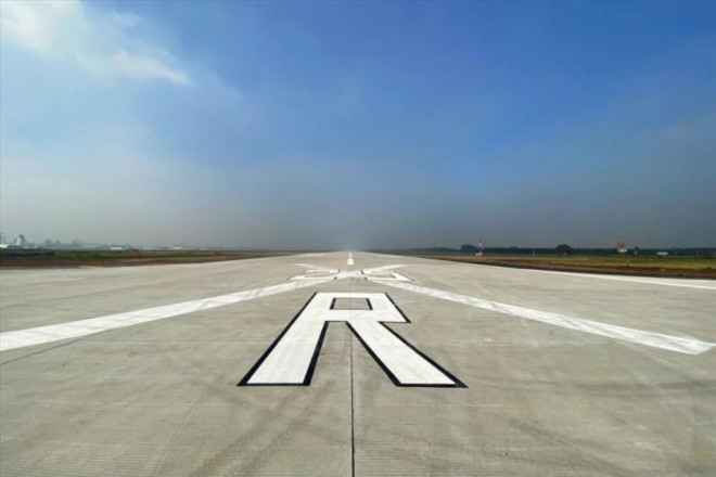 Khởi công cuối tháng 6/2020, dự án cải tạo, nâng cấp đường băng sân bay Tân Sơn Nhất có tổng mức đầu tư hơn 2.000 tỉ đồng. Trong ảnh là đường cất hạ cánh 25R dài 3,8 km, rộng 46 m đã hoàn thành giai đoạn 1