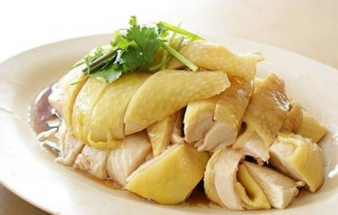 Khi chặt gà nhớ là phải chặt dứt khoát không để thịt gà nát vụn ra. Miếng thịt gà hình chữ nhật, hoặc hoặc hình bình hành là đẹp nhất (Ảnh minh họa)