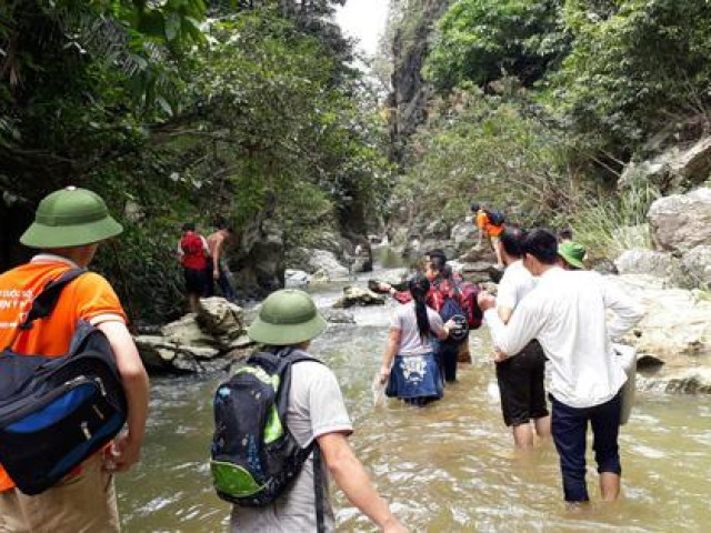 Du lịch - Kỳ bí hang cá thần Văn Nho giữa đại ngàn