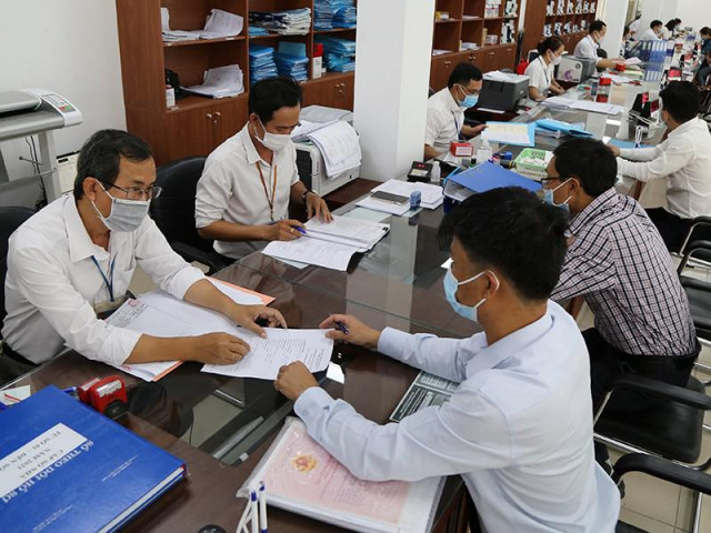 Tin tức trong ngày - Từ ngày 18-2, đi làm thủ tục không cần mang giấy khai sinh, giấy kết hôn