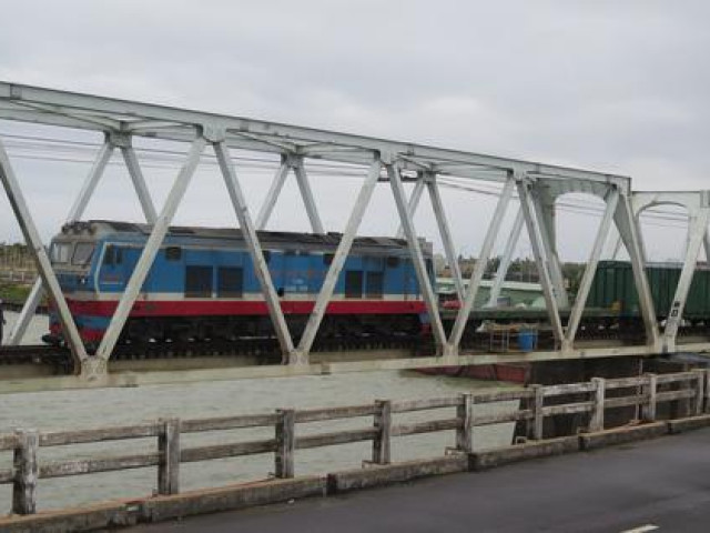 Tin tức trong ngày - Qua đường sắt, người đàn ông bị tàu hỏa kéo lê hơn 100m