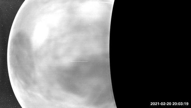 NASA chụp được những hình ảnh tuyệt đẹp đầu tiên về bề mặt Sao Kim - 1