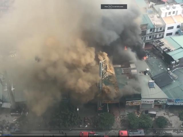 Tin tức trong ngày - HN: Cháy khủng khiếp tại quán gà tươi, người dân "bỏ của chạy lấy người"
