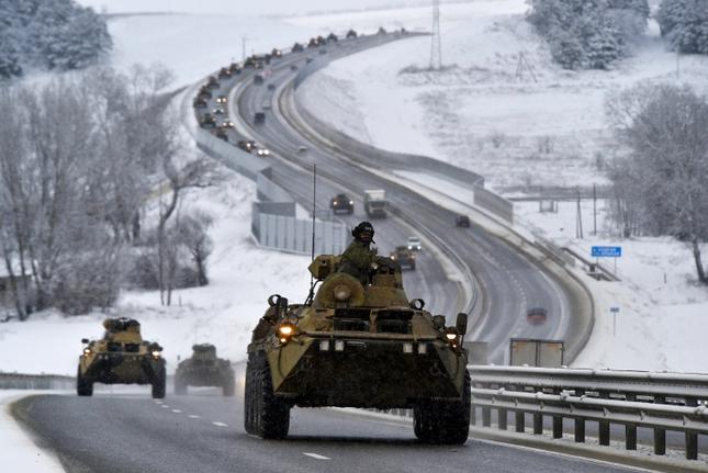 Một đoàn xe quân sự Nga đi trên đường cao tốc ở Crimea ngày 18/1/2022. (Ảnh: AP)