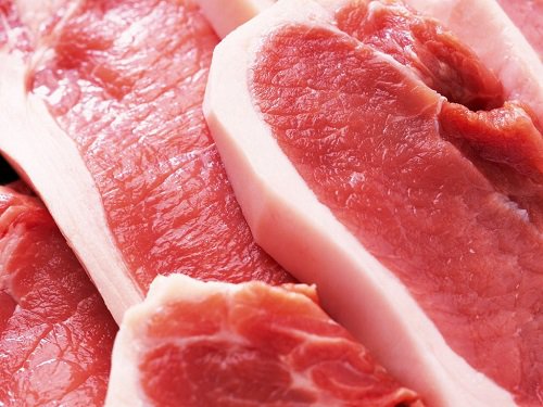 Thịt lợn ngon có màu đỏ tươi hoặc&nbsp;hồng nhạt, thơm mùi thịt đặc trưng và có độ đàn hồi. Ảnh minh họa.