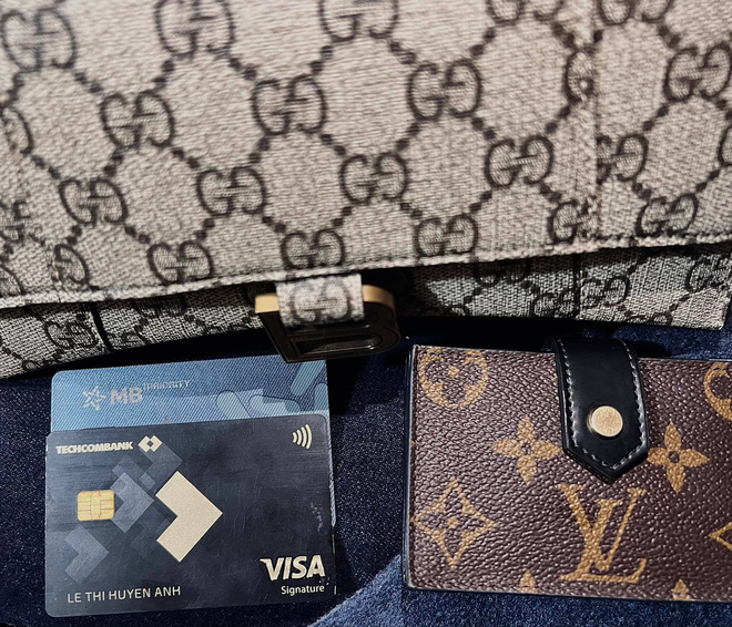 Thẻ đen Techcombank và thẻ Priority của ngân hàng MB của Huyền Anh. (Ảnh: Huyen Anh Le)
