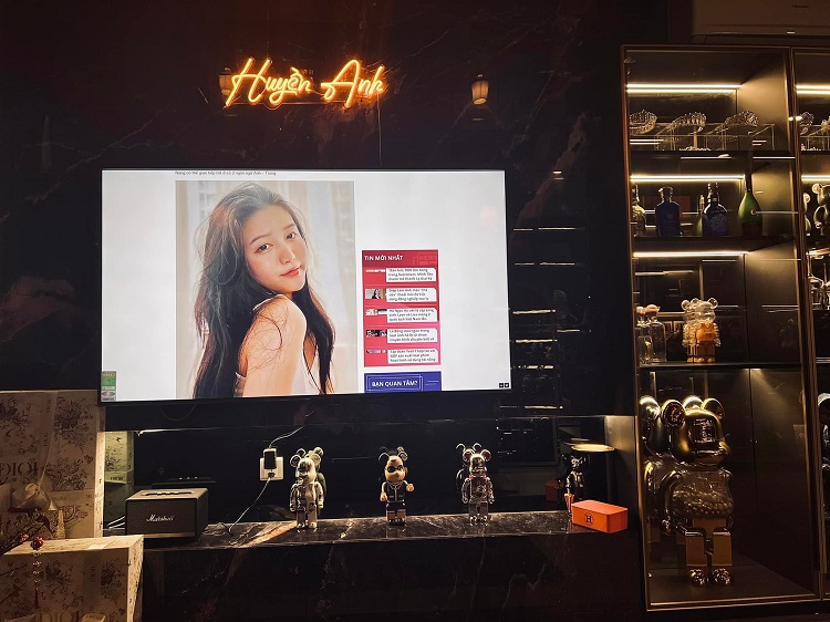 Căn hộ có tone đen - vàng chủ đạo, sử dụng nhiều chất liệu đá tạo cảm giác sang trọng. (Ảnh: Huyen Anh Le)