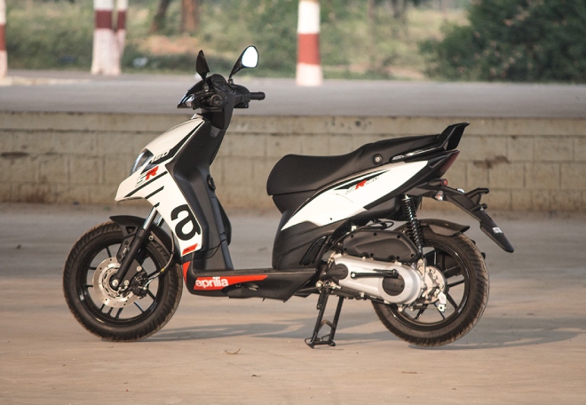 2022 Aprilia SR160 nhìn “nghịch tướng”, sánh cạnh Honda Vario 160 - 1