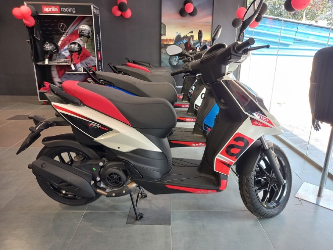 2022 Aprilia SR160 nhìn “nghịch tướng”, sánh cạnh Honda Vario 160 - 14