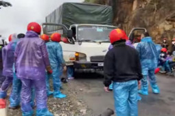 Tin tức trong ngày - Lộ diện các "phượt thủ" chửi bới, tấn công vợ chồng lái xe tải