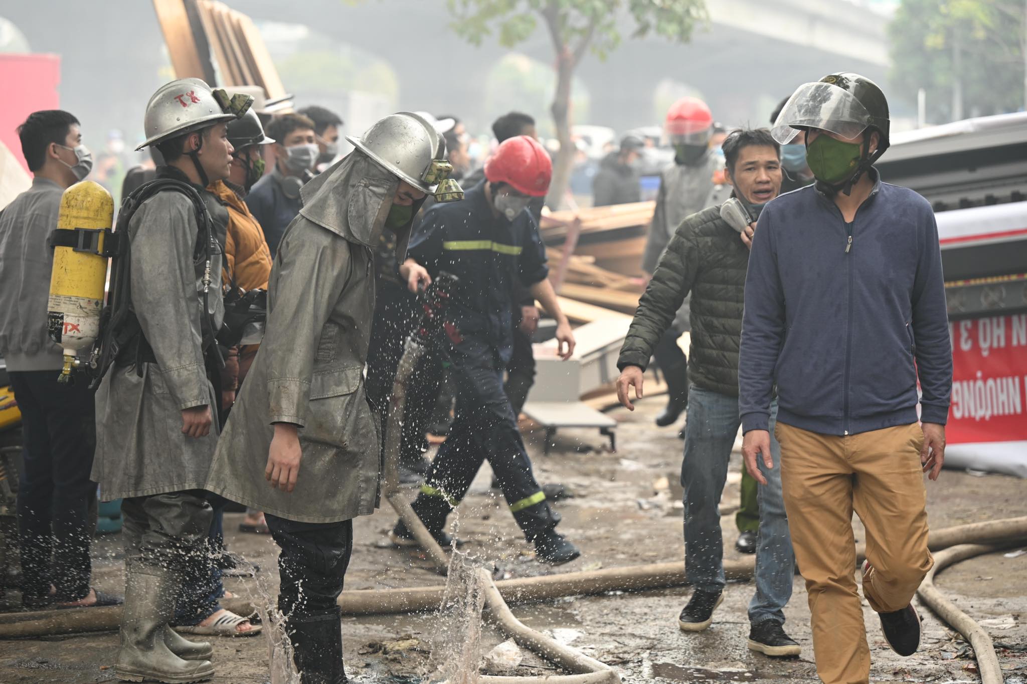 Lực lượng cứu hoả đang dập lửa.