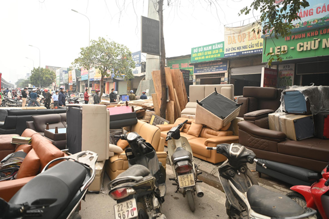 Nhiều cửa hàng ở xung quanh đang được người dân huy động nhân sự chuyển đồ đạc ra ngoài.