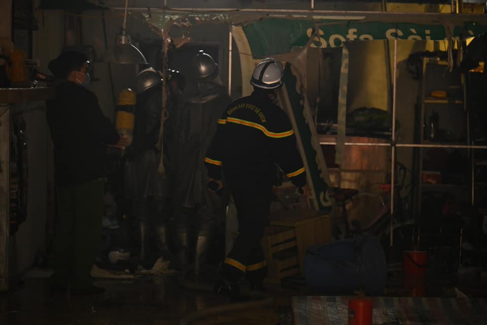 Bên trong khu vực cháy.