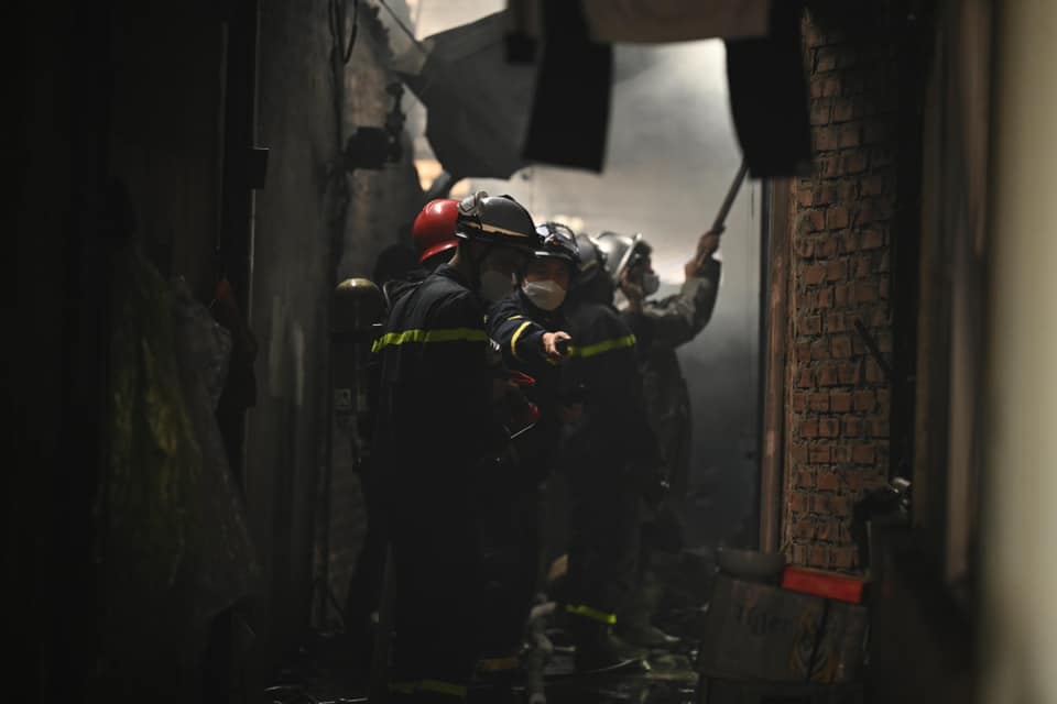 Lực lượng cứu hoả tiếp cận hiện trường.