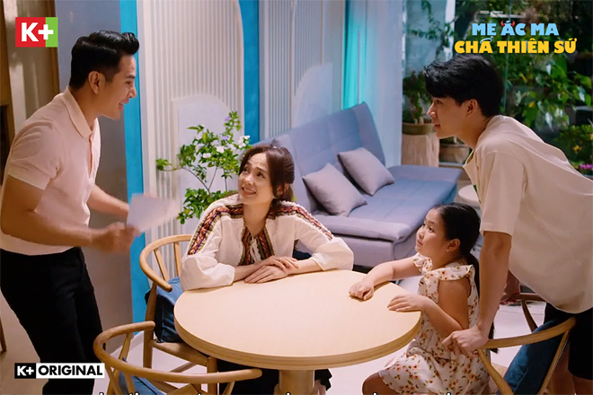 Cả nhà sung sướng khi Trâm Anh thi đậu trường tiểu học quốc tế