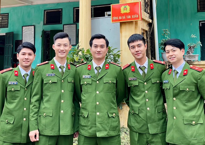 Phạm Anh Tuấn (ở giữa) và Hoàng Dương (ngoài cùng bên phải) cùng các đồng đội trong phim "Phố trong làng"