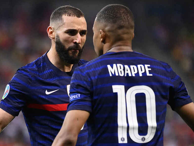 Bóng đá - Benzema bất ngờ "nắn gân" Mbappe, gây sao nhãng trước đại chiến Real - PSG