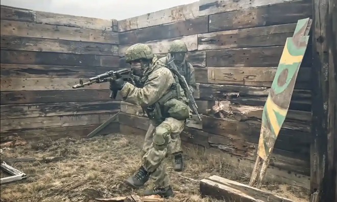Binh sĩ Nga tham gia tập trận quân sự gần Ukraine.