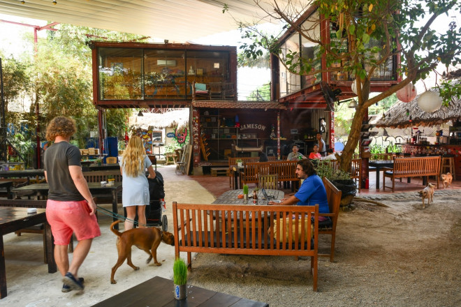 Một quán cà phê với không gian mở tại Thảo Điền, TP Thủ Đức, nơi tập trung đông người nước ngoài sinh sống ở TP.HCM. Ảnh: SES.