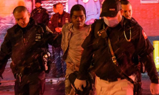 Nghi phạm Assamad Nash bị cảnh sát bắt tại hiện trường.