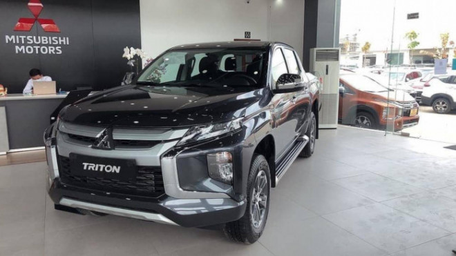 Mitsubishi Triton cạnh tranh quyết liệt Ford Ranger - 1