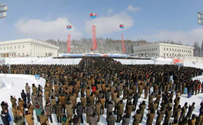 Các quan chức và nhân dân Triều Tiên tham dự lễ kỷ niệm 80 năm ngày sinh cố lãnh đạo Kim Jong Il. Ảnh - KCNA