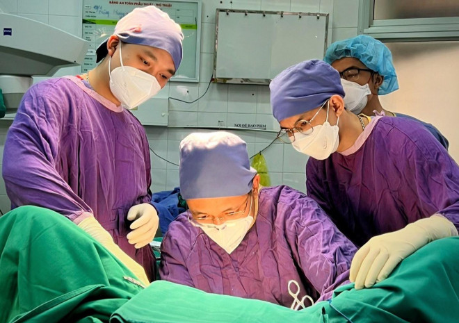 Ca phẫu thuật cho nam bệnh nhân tại Bệnh viện Việt Đức - Ảnh: Bác sĩ cung cấp