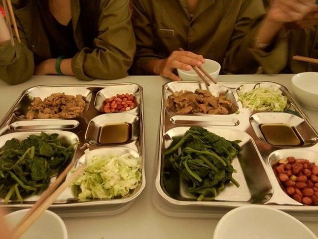 Bữa ăn quân sự tuy đạm bạc nhưng lại đầy đủ dưỡng chất khiến teen "than lên than xuống" là sau khi học xong thấy mình còn tròn trịa hơn!. Nguồn: Internet