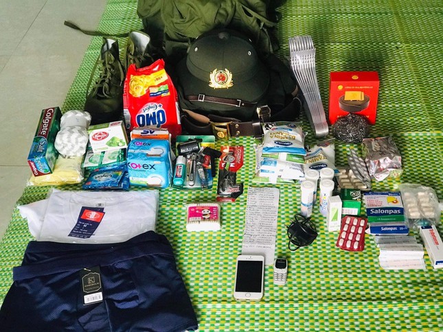 Bạn biết không, lót miếng băng vệ sinh vào đế giày bata sẽ giúp chân không bị phồng rộp hay đổ mồ hôi trong những chuyến hành quân đường dài đó! Nguồn: Đại học đừng học đại.