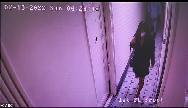 Cô Lee đi về nhà mà không hay biết rằng kẻ lạ mặt đã bám theo ngay đằng sau.