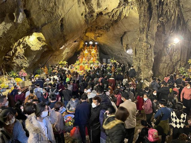 Tin tức trong ngày - Du khách tấp nập vào động Hương Tích ngày mở cửa chùa Hương