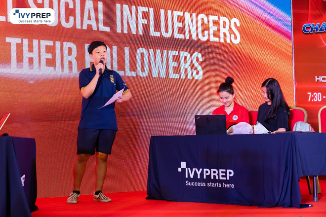 Các thí sinh tham gia phần thi Debate