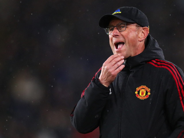 Bóng đá - MU liên tục bị "bóc mẽ" chuyện nội bộ: Rangnick đau đầu, phải học Sir Alex