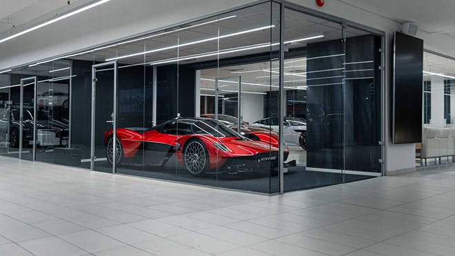 Cận cảnh siêu xe hypercar Aston Martin Valkyrie đầu tiên tại đại lý, giá hơn 69 tỷ đồng - 1