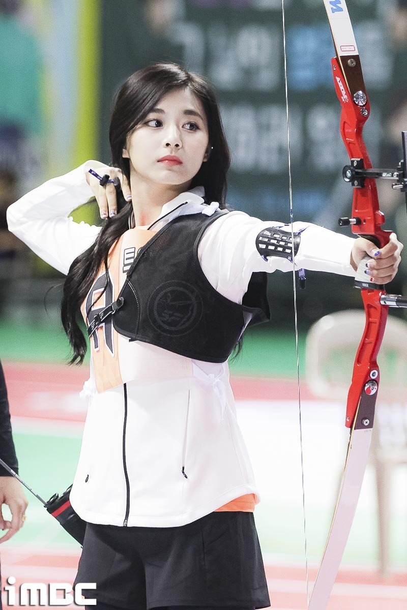 Trang phục của Tzuyu (TWICE) khi tham gia thi bắn cung.