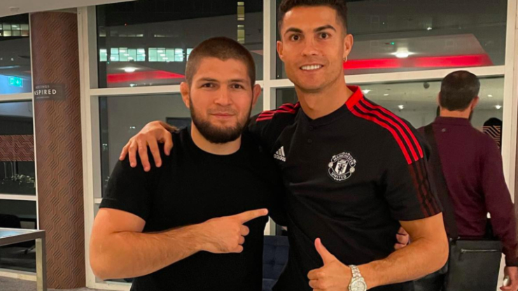 Khabib (trái) muốn Ronaldo (phải) ở lại Man Utd