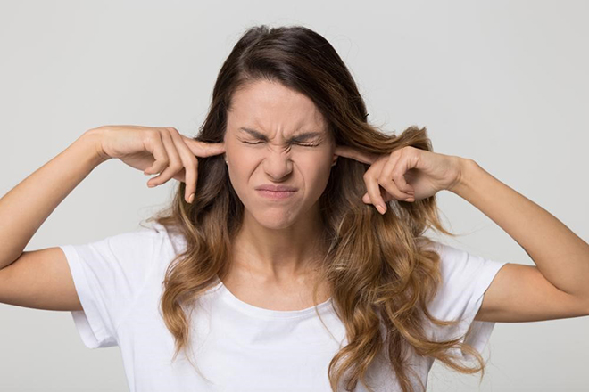 Môi trường với nhiều âm thanh ồn ào cũng khiến bạn bị mất ngủ (Nguồn: Shutterstock: 1289545039)