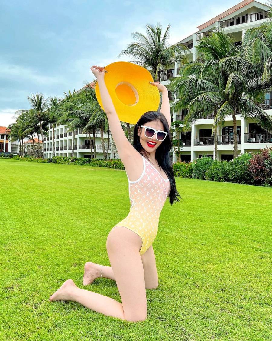 When the Vietnamese giants spend tens of millions of dong to buy a swimsuit to wear only once?  - 3