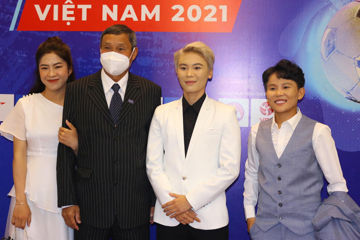 HLV Mai Đức Chung (đeo khẩu trang)
chụp ảnh cùng các học trò ở ĐT nữ Việt Nam