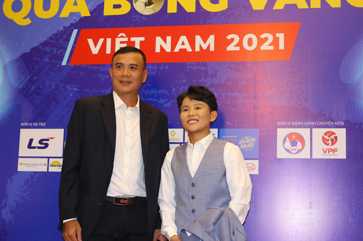 Người
hùng Nguyễn Thị Bích Thùy (phải), cầu thủ ghi bàn quan trọng giúp
ĐT nữ Việt Nam giành vé dự World Cup 2023