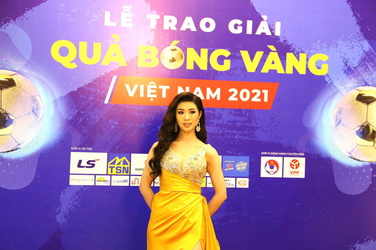Hoa hậu Du lịch Thế giới 2019 Huỳnh
Thị Tường Vy đến gala "Quả bóng vàng Việt Nam 2021" khá sớm