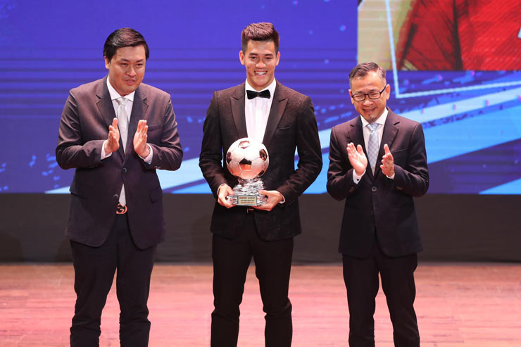 "Quả bóng đồng Việt Nam 2021" được
trao cho Tiến Linh