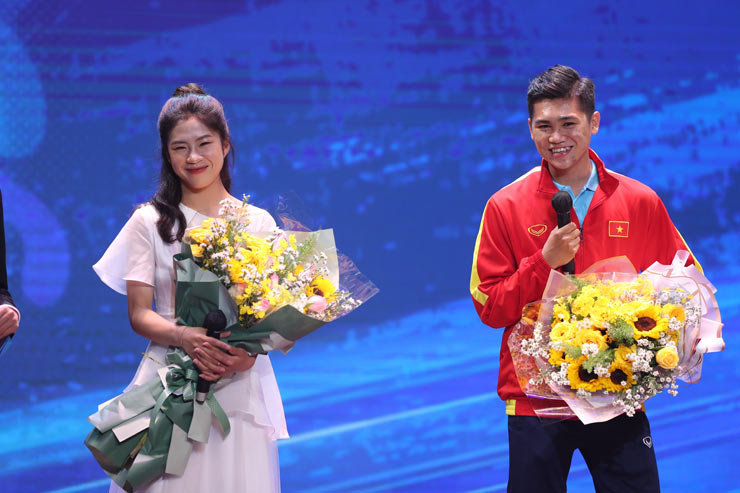 Hot girl Thanh Nhã (váy trắng) và cầu
thủ futsal Gia Hưng lên nhận giải