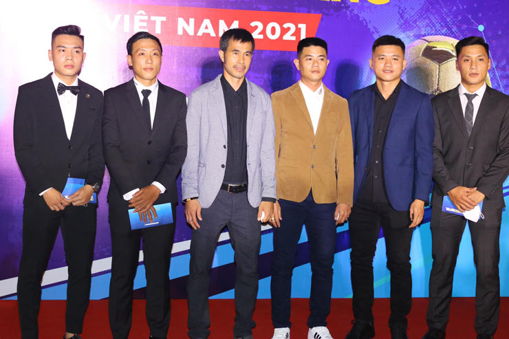 HLV Phạm Minh Giang (thứ 3 từ trái
sang) và dàn cầu thủ ĐT futsal nam Việt Nam