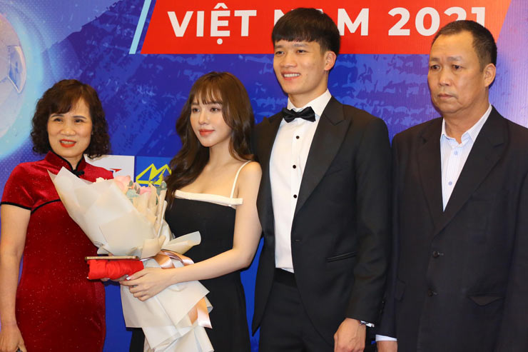 Hoàng
Đức tươi cười khi cùng bố mẹ và bạn gái xinh đẹp Gia Hân đến gala
trao giải "Quả bóng vàng Việt Nam 2021"