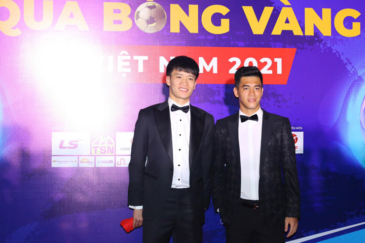 Hoàng
Đức chụp ảnh cùng Tiến Linh, người đồng đội ở ĐT Việt Nam và cũng
là đối thủ cạnh tranh "Quả bóng vàng Việt Nam" với anh