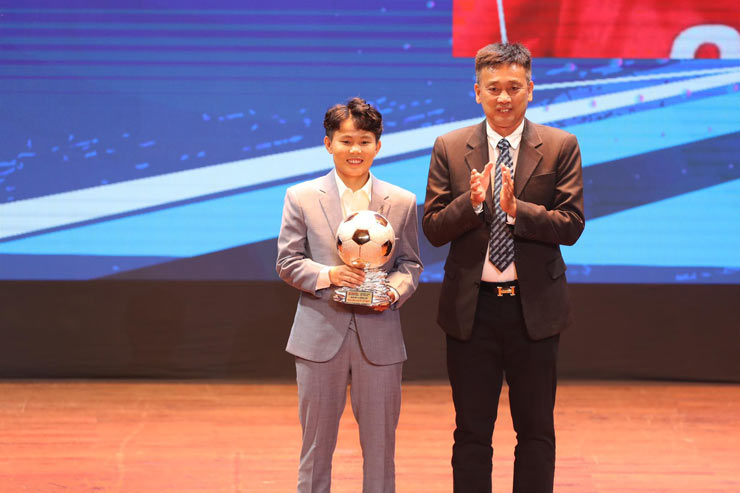 Tiền vệ Bích Thùy tươi cười nhận danh
hiệu "Quả bóng đồng nữ Việt Nam 2021"