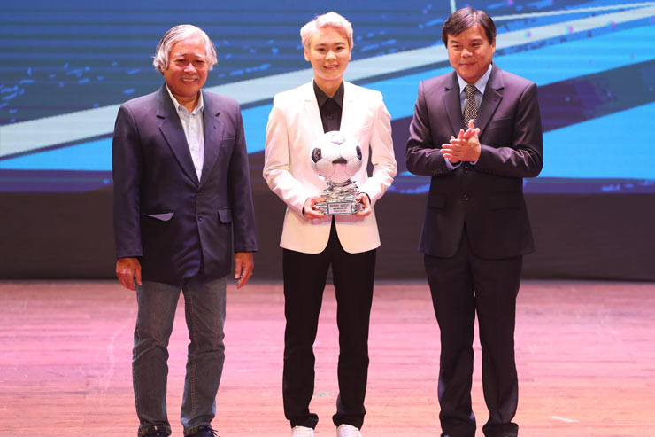 "Quả bóng bạc nữ Việt Nam 2021" Phạm
Hải Yến trình làng mẫu tóc bạch kim mới nhuộm rất nổi bật